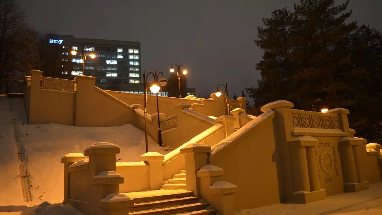 Лестница в Ленинском саду Казани снова рассыпалась