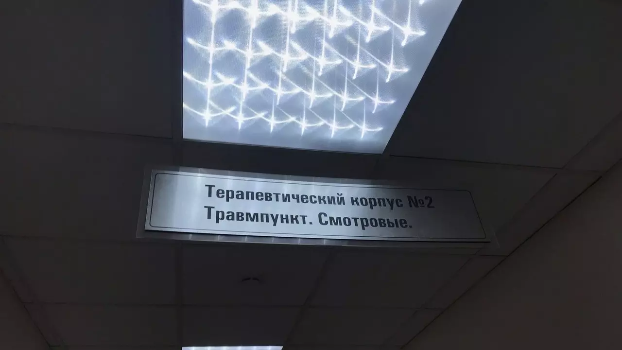 Мужчина из Казани получил травму головы из-за упавших на него ворот