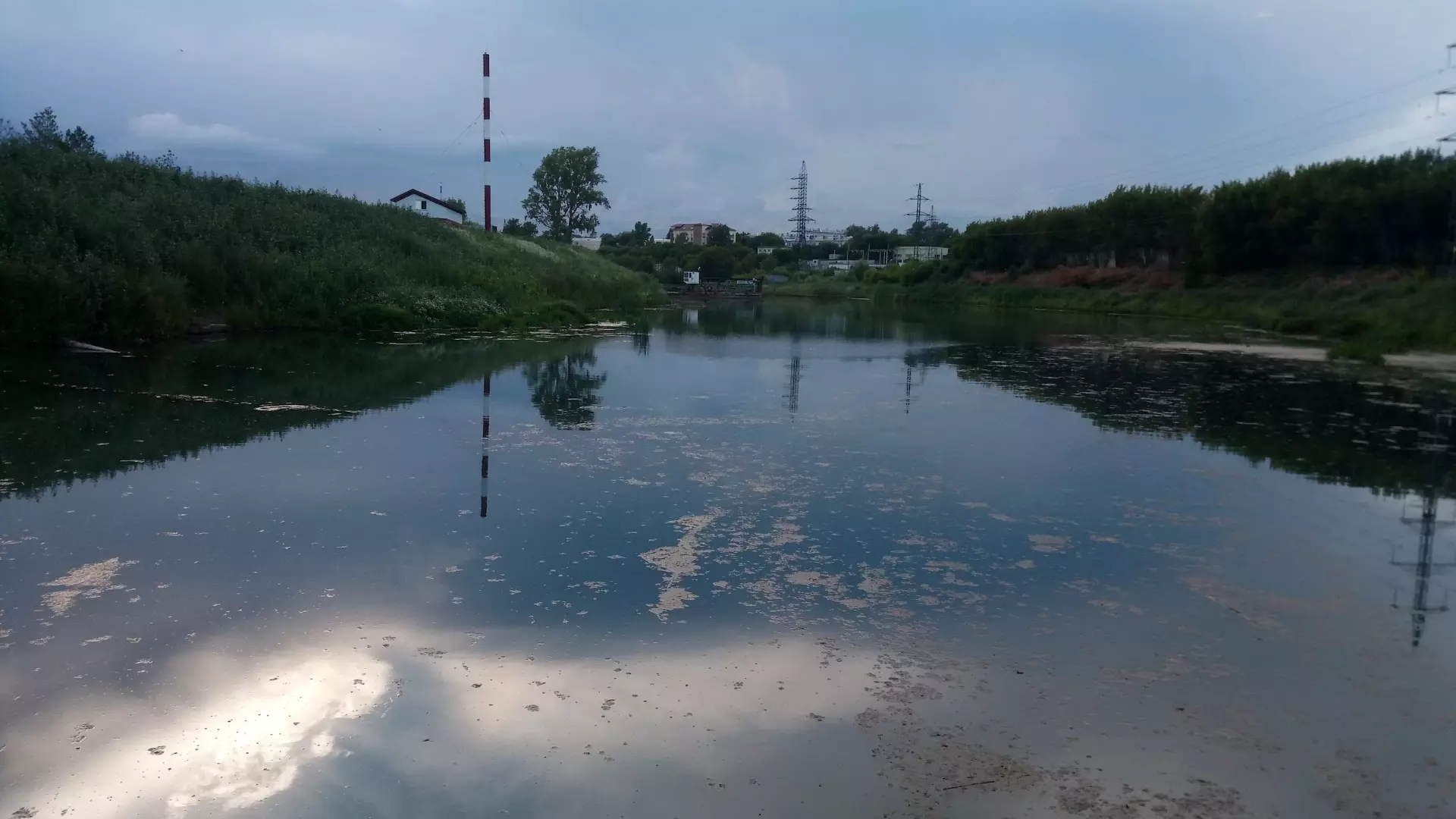 «Водоканал» спустя несколько дней устранил течь канализации в Казанку