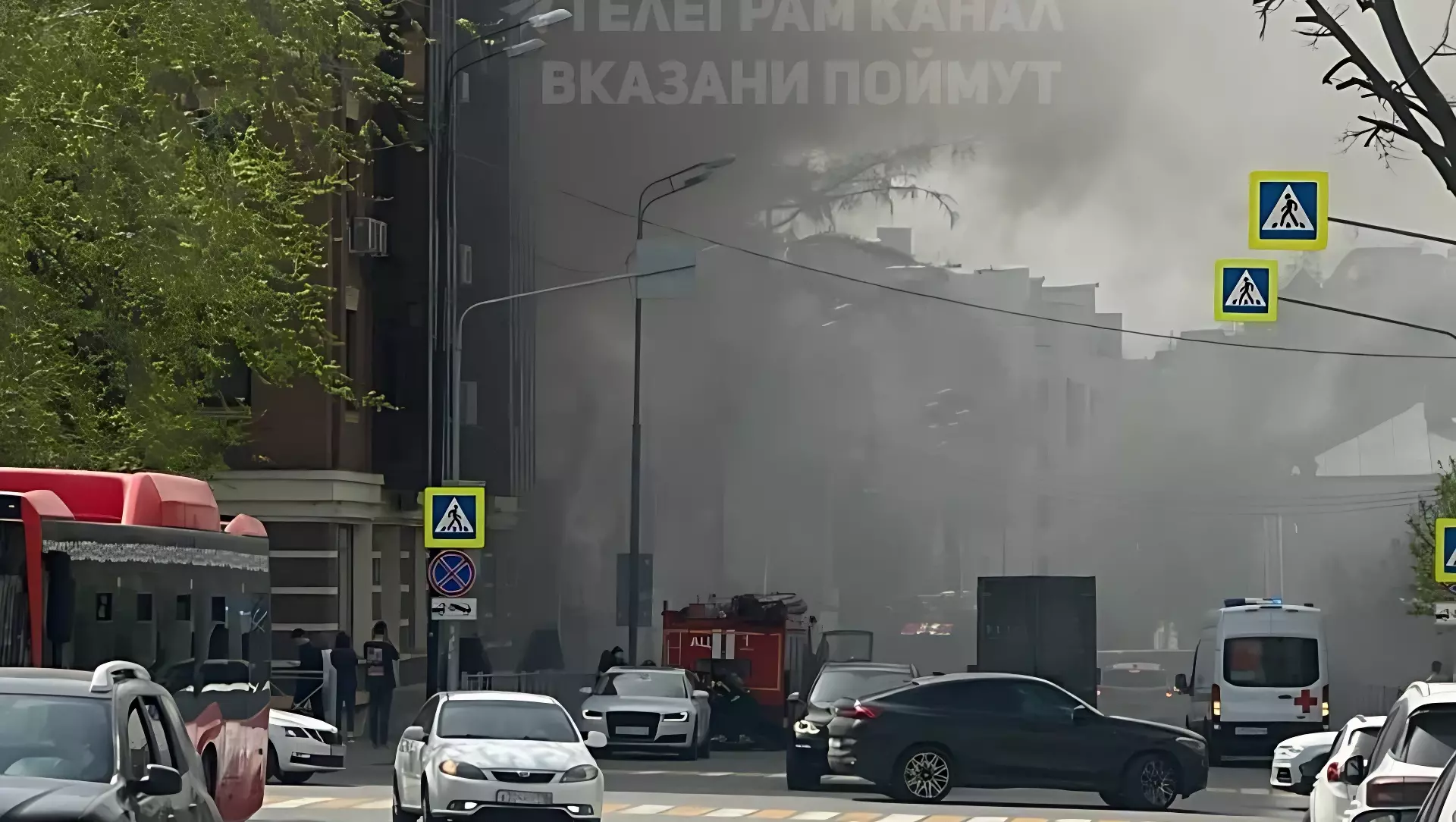Центр Казани заволокло черным дымом