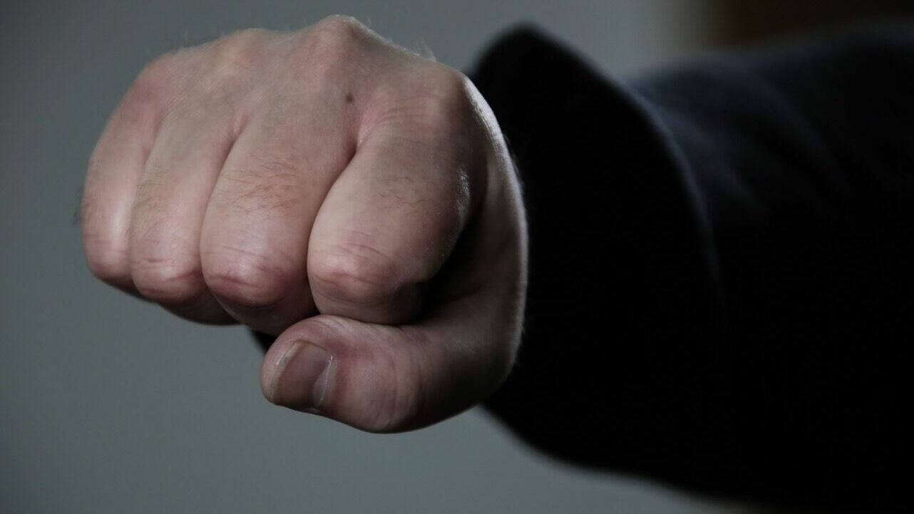 Татарстанец накинулся на судебного пристава с кулаками
