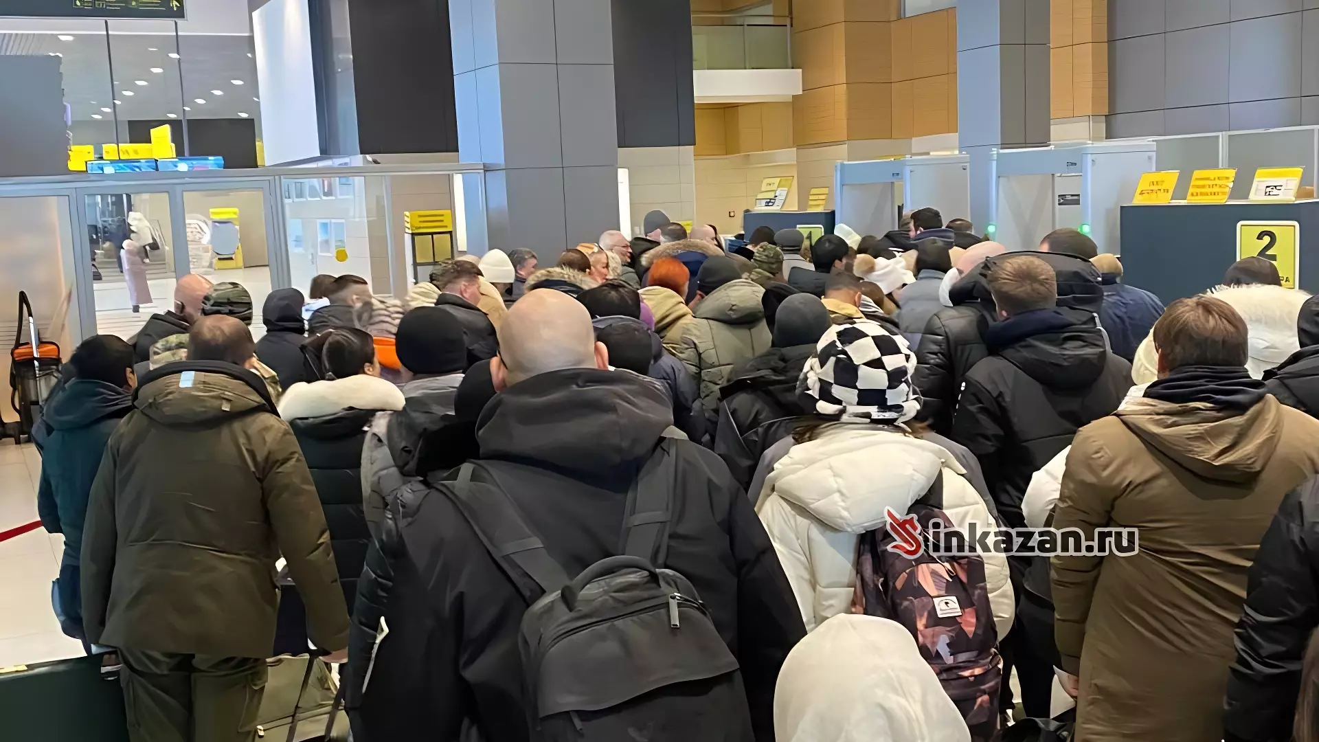 Пассажиры казанского аэропорта пожаловались на очереди при досмотре