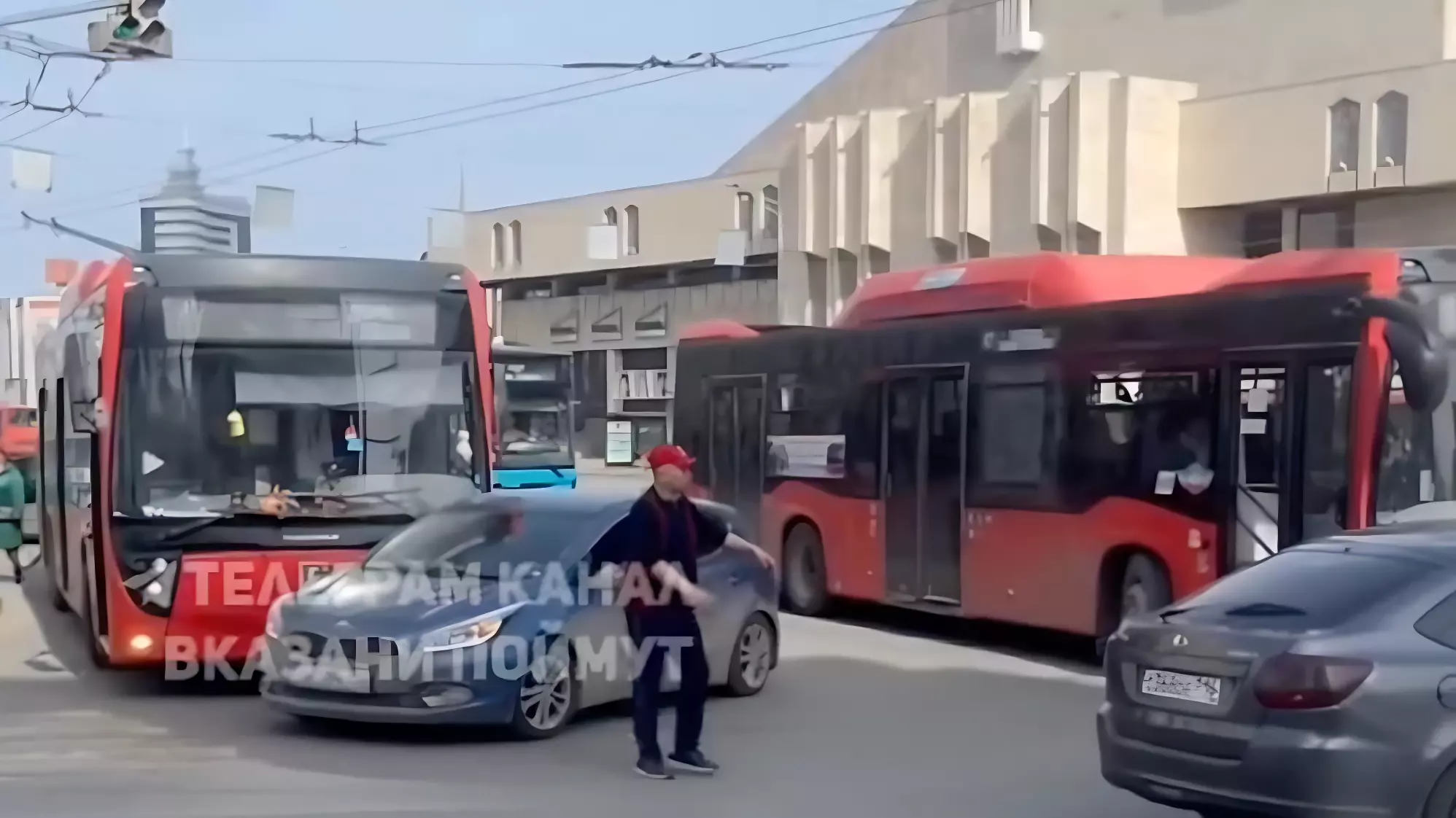 У театра Камала в Казани автобус и иномарка не поделили дорогу