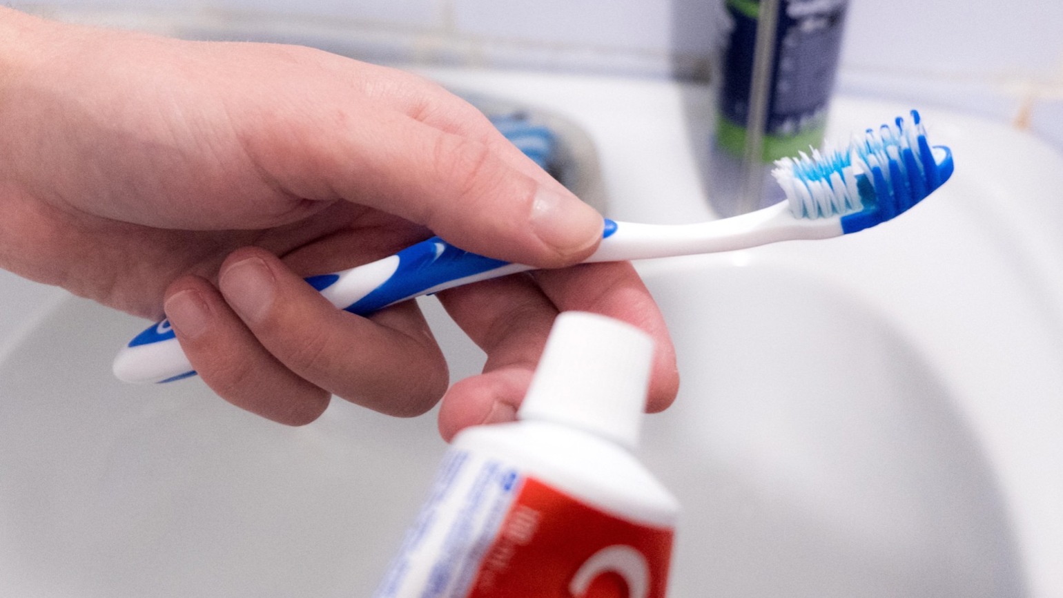 Бывший казанский чиновник рекомендовал чистить зубы другой рукой