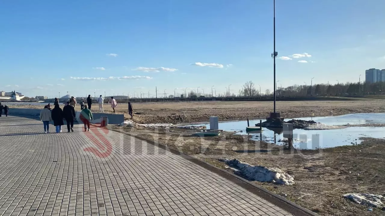 Казанцы вынуждены обходить затопленный тротуар возле Чаши