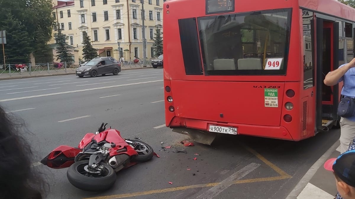 У «Корстона» в Казани автобус столкнулся с мотоциклом