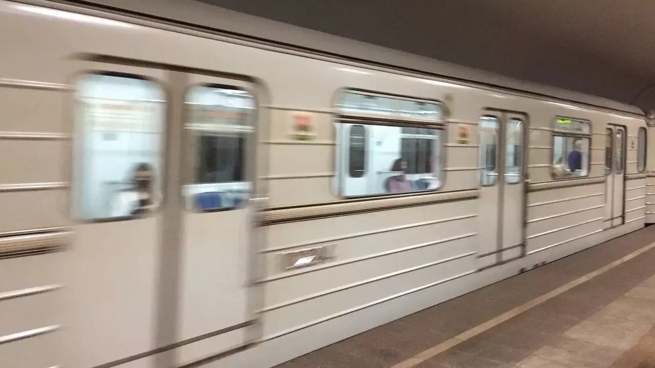 Казанцы проехали в метро с открытыми дверями из-за сбоя