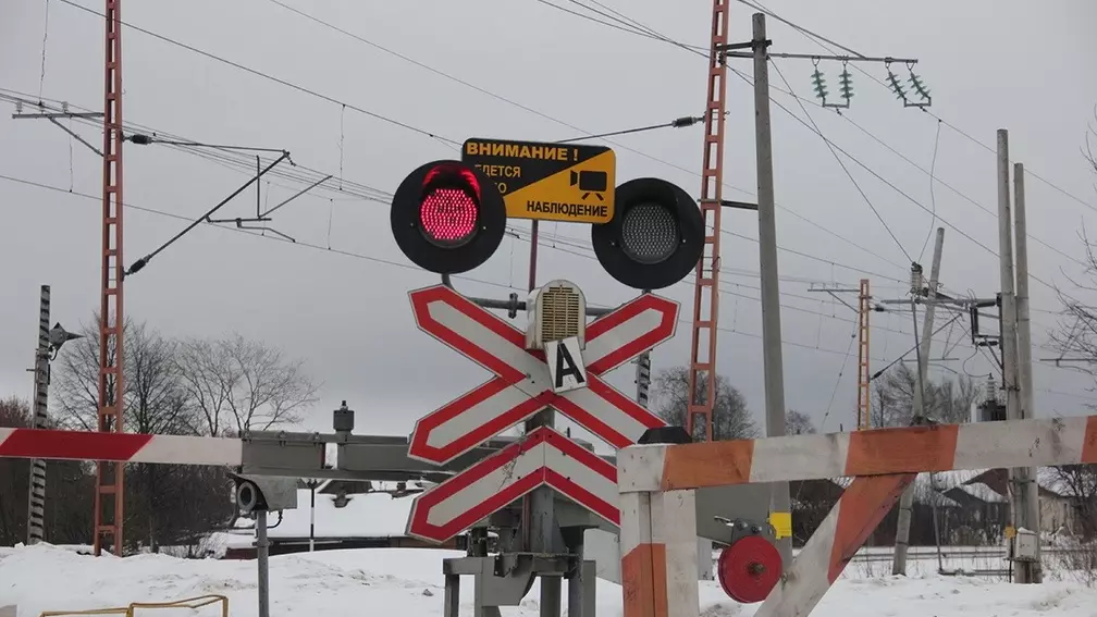 Табло на проблемном переезде в Дербышках установят после схода снега