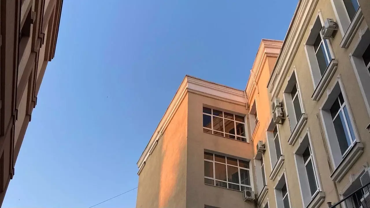 УК отреагировала на падение плитки с фасада дома в Казани