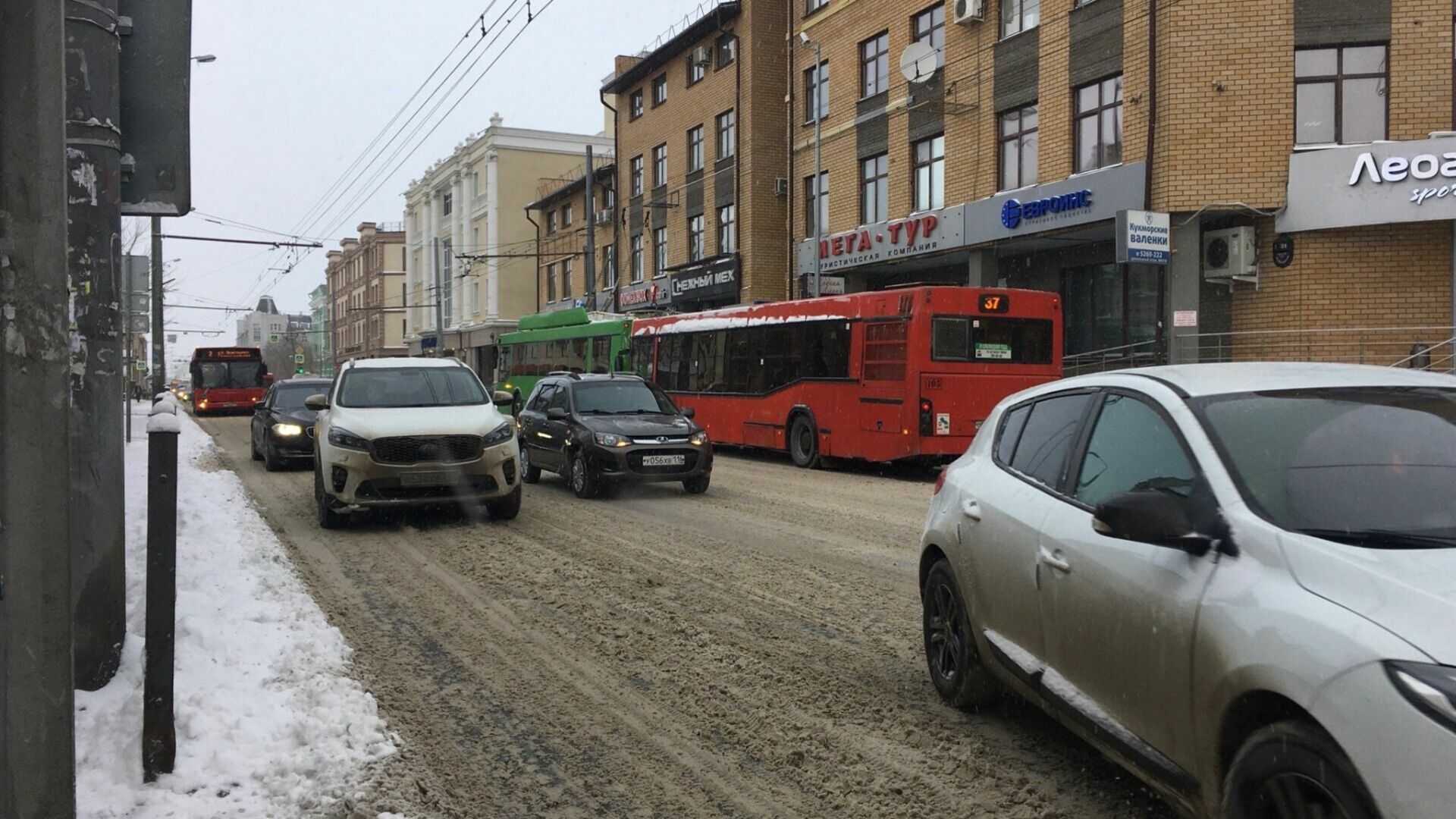 Казань снова стоит в многокилометровых пробках