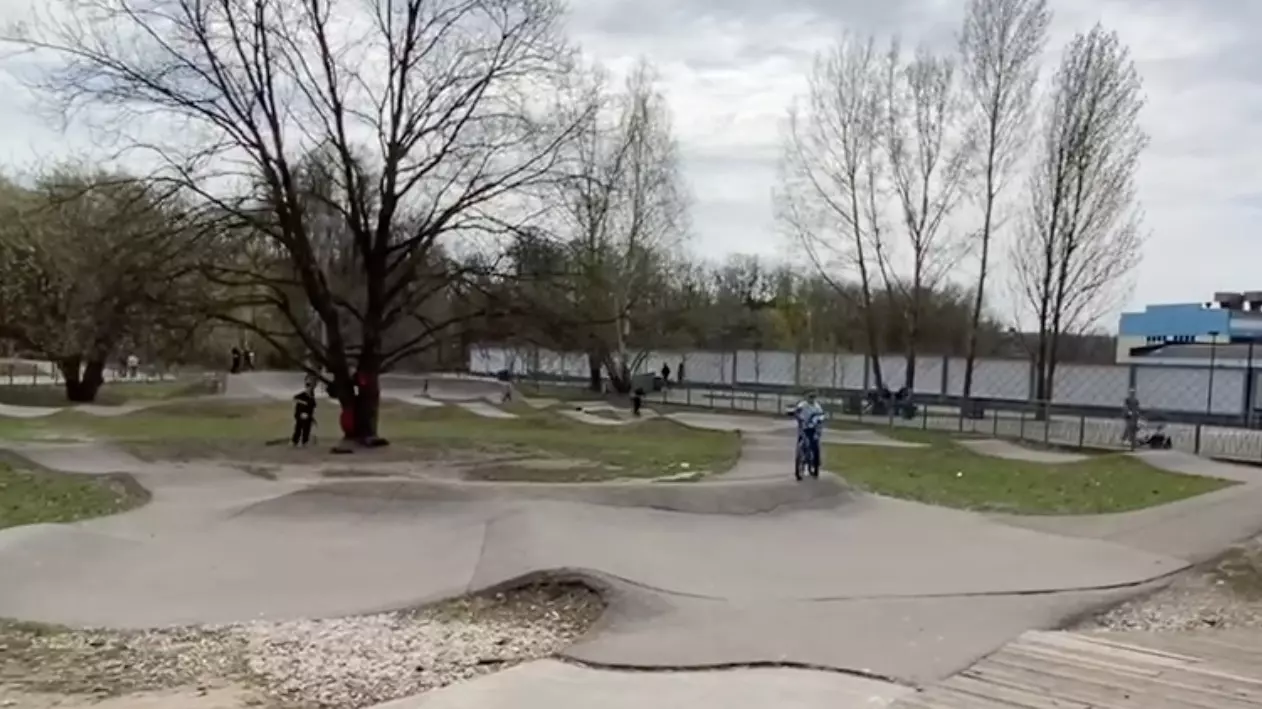 Подросток поругался с женщиной из-за велотрека в казанском парке