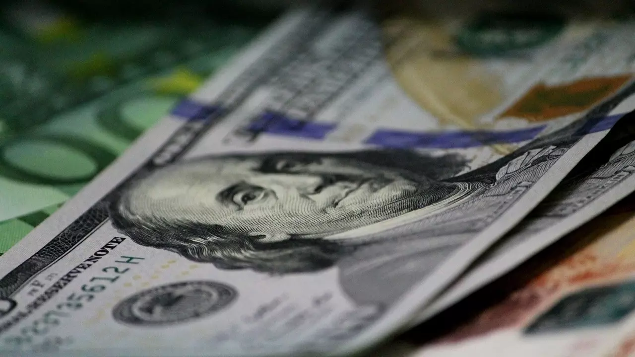 Россияне все еще не смогут снимать доллары и евро